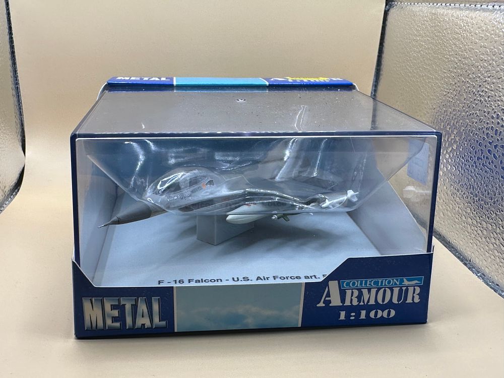 Lot 71: COLLECTION ARMOUR F-16 Falcon U.S. Air Force 1:100 Diecast Model