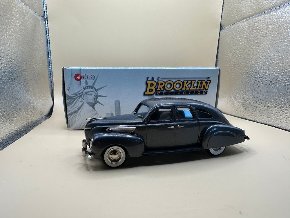 Lot 75: Brooklin 1/43 BRK 106 1938 Lincoln Zephyr 4-Door Sedan White Metal Model Car