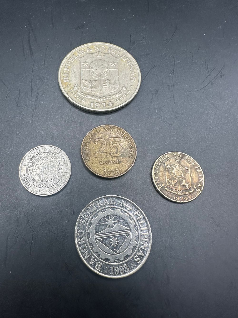 Lot 354: Mixed lot of 5 Pilipinas coins as pictured 