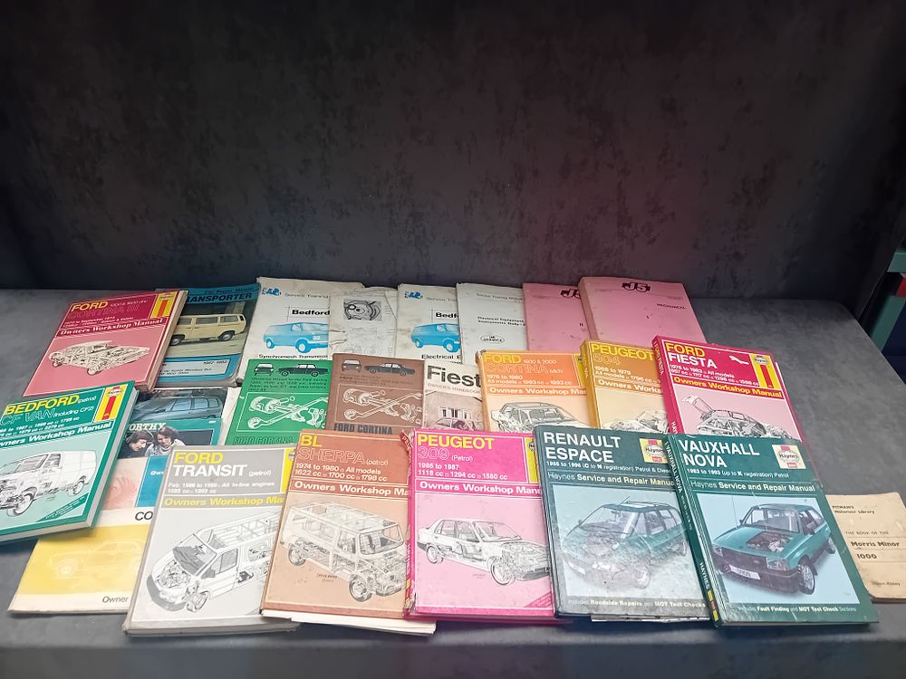 Lot 571: Large mixed lot of Automobilia containing  11 x...