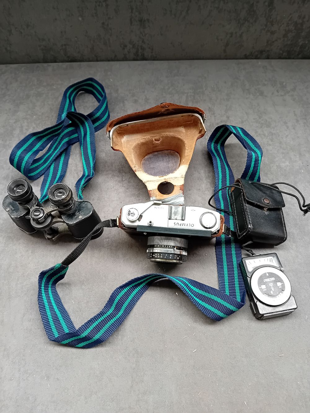 Lot 622: Mixed lot containing Vickers 8x25 Binoculars an Olympus...
