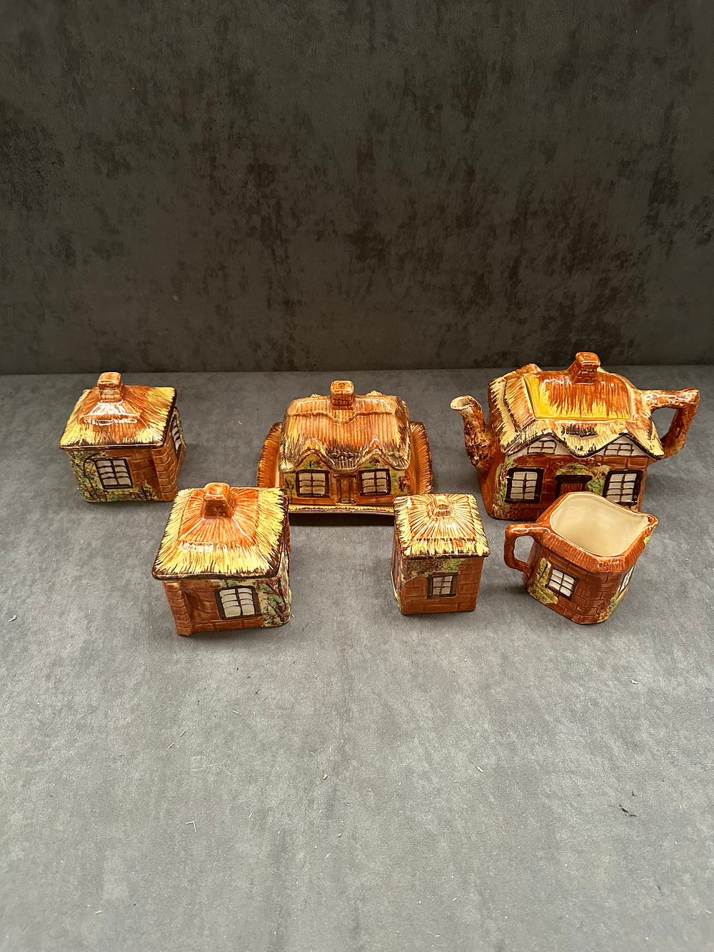 Lot 471: Price Bros, Cottage Ware Reg No 846700 set...