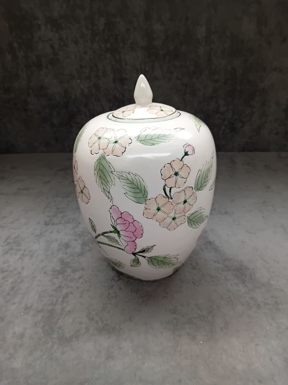 Lot 525: Porcelain jar possibly Japanese as pictured