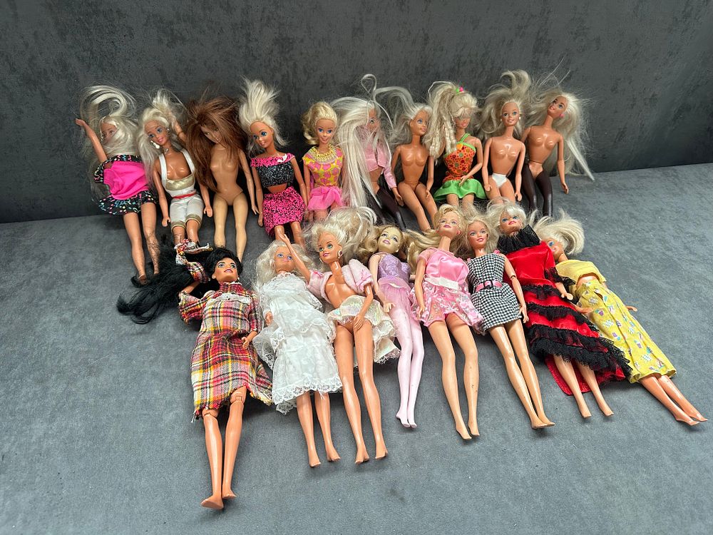 Lot 268: A Collection of 18 Mattel Barbie Fashion Dolls, late 20th to early 21st Century