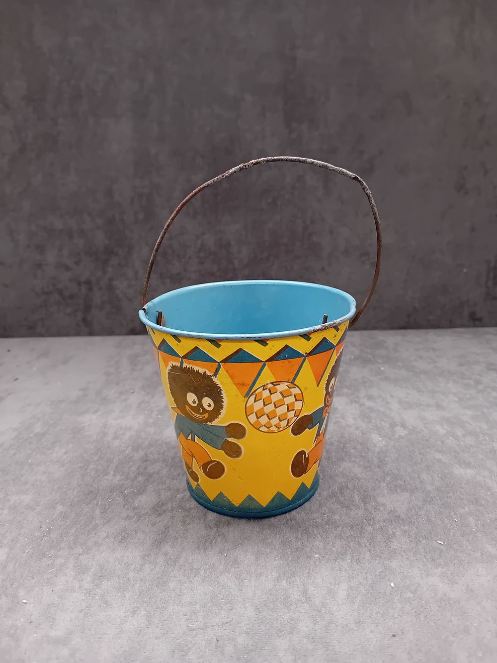 Lot 656: Vintage Tin Toy Sand Pail