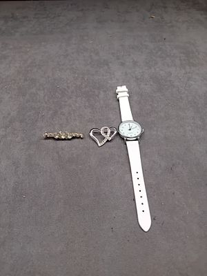 Mixed lot containing 1 Watch and 2 Broches as pictured