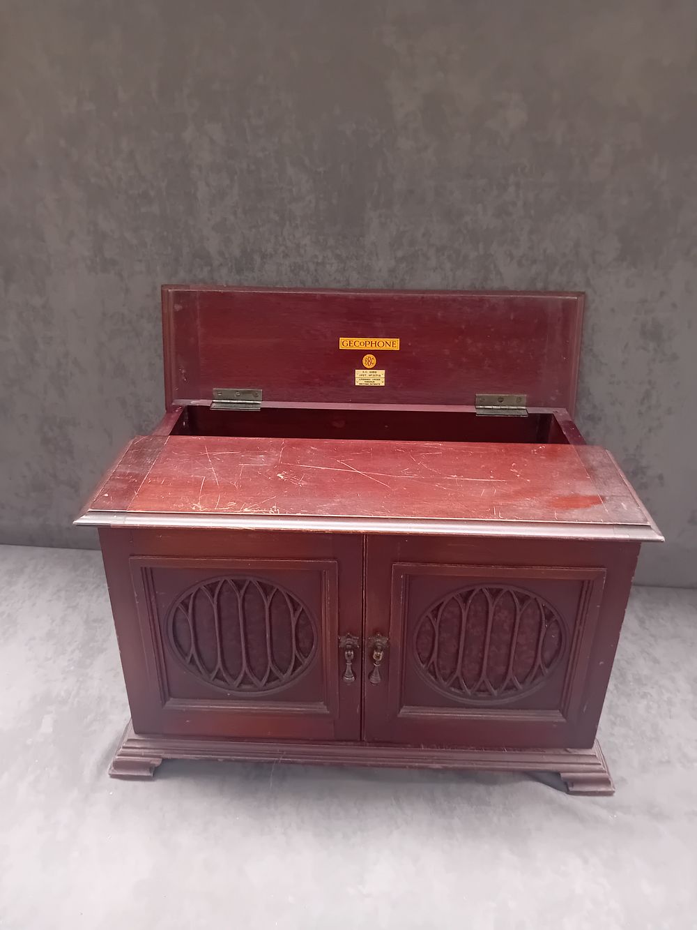 Lot 359: Vintage Gecophone Radio / Gramophone Cabinet good condition...