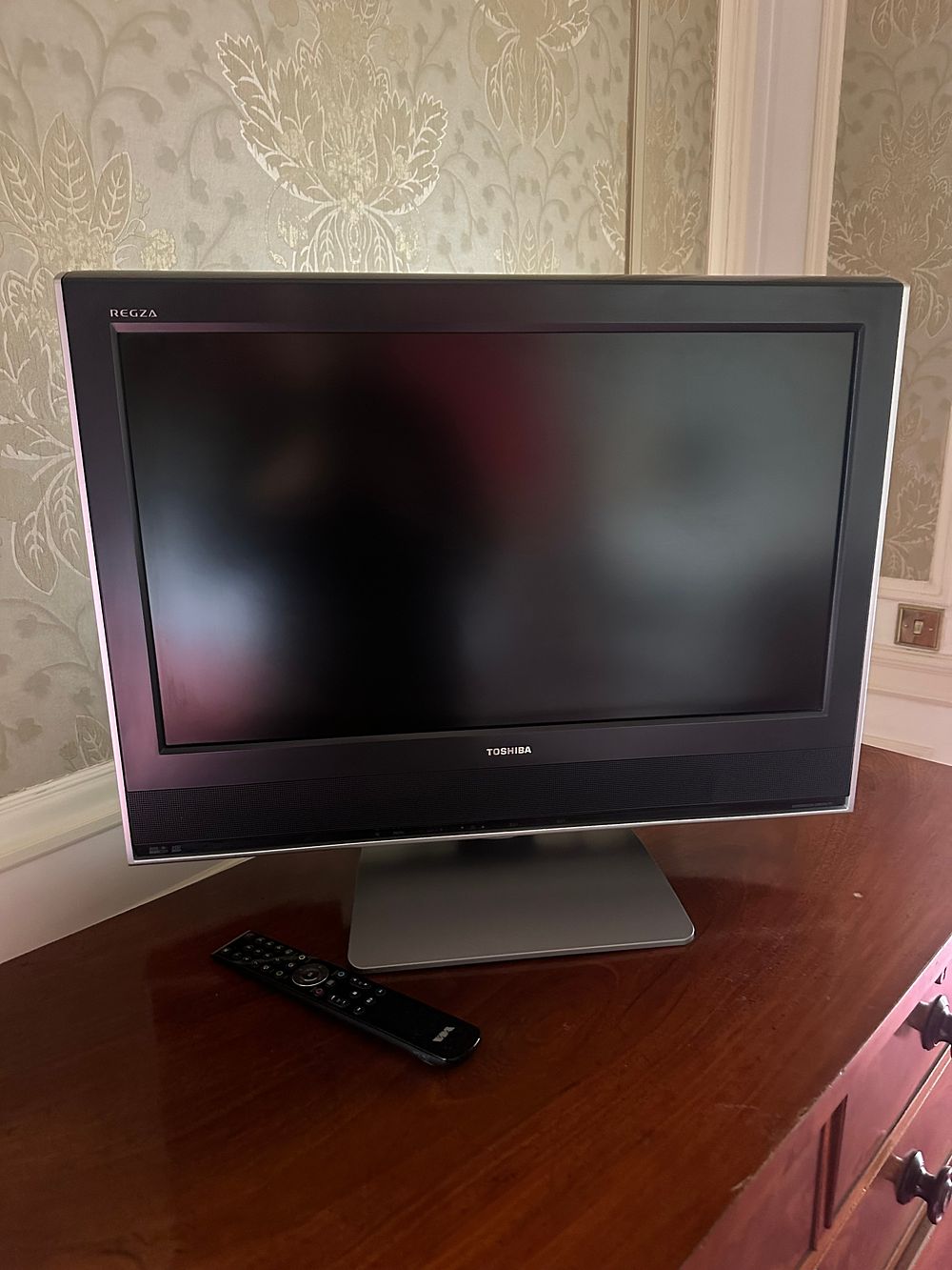 Lot 1013: Toshiba 20HLV16 20-inch LCD HD Ready/DVD Combo Television