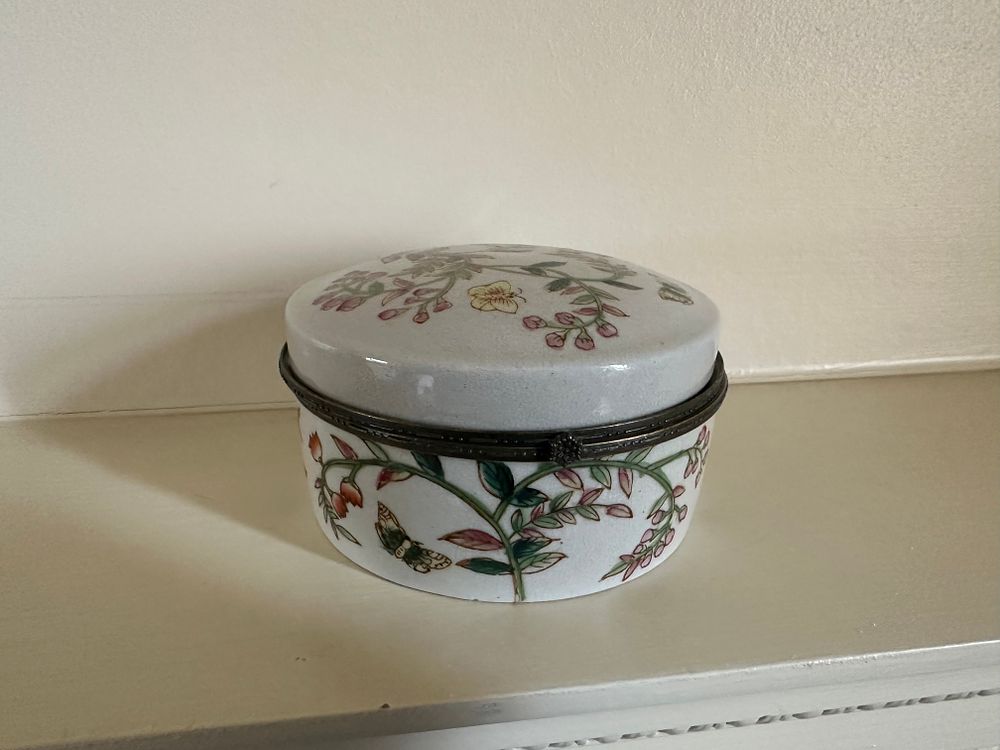 Lot 1055: Villeroy & Boch Botanica Porcelain Trinket Box