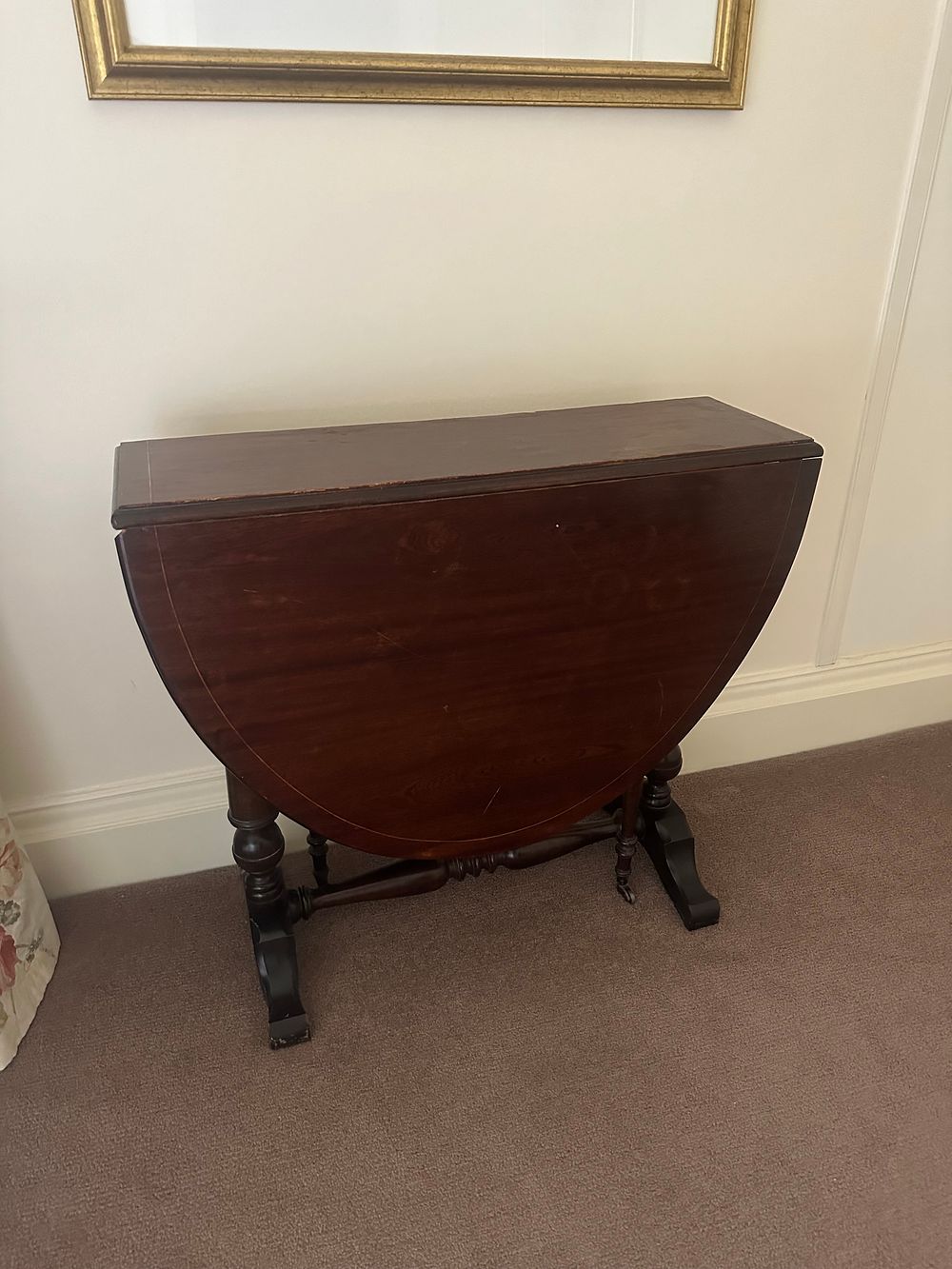 Lot 1057: A 19th Century Mahogany Gateleg Drop-Leaf Table
