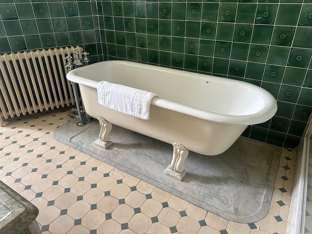 Lot 1062: A Late 19th to Early 20th Century Enameled Cast Iron Freestanding Clawfoot Bathtub