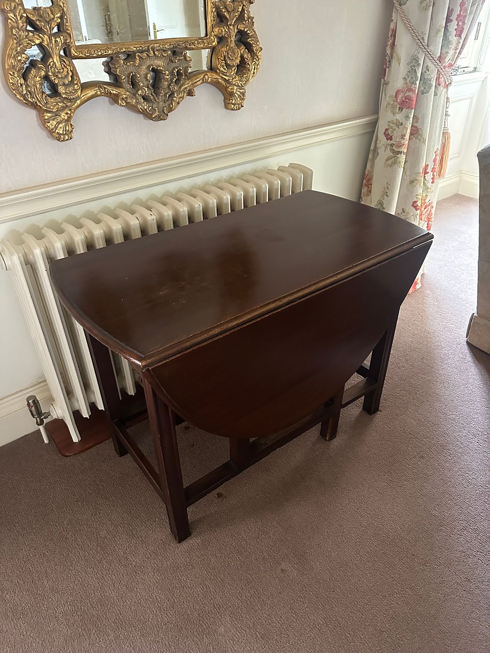 Lot 1085: A Traditional Style Hardwood Drop-Leaf Dining Table