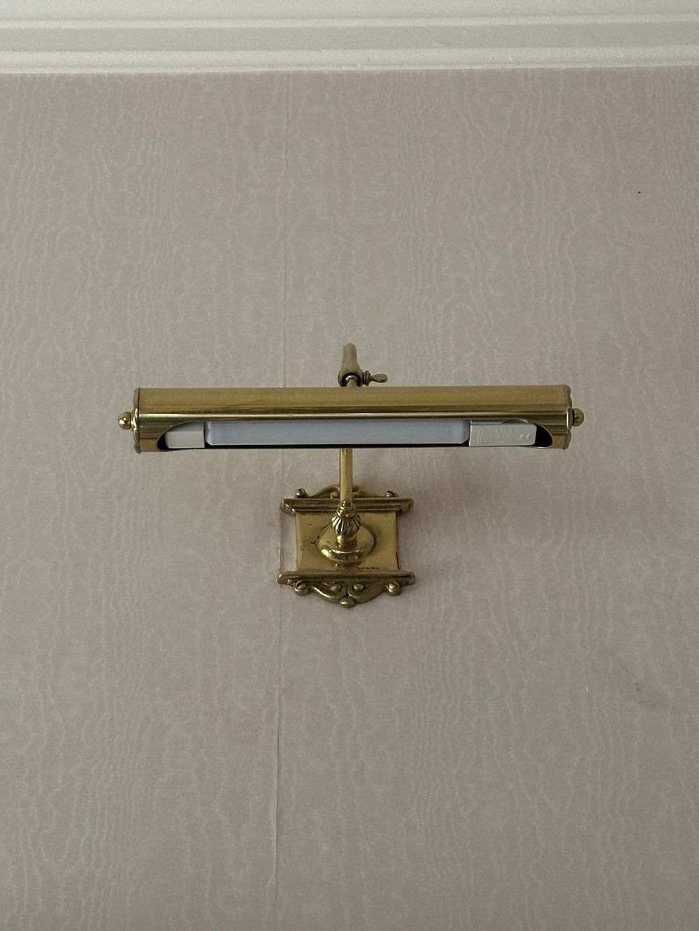 Lot 1086: A Polished Brass Wall-Mounted Picture Light