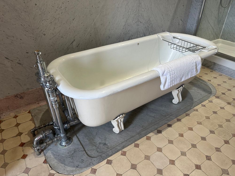 Lot 1087: A Late 19th/Early 20th Century Style Enameled Cast Iron Clawfoot Roll Top Bathtub