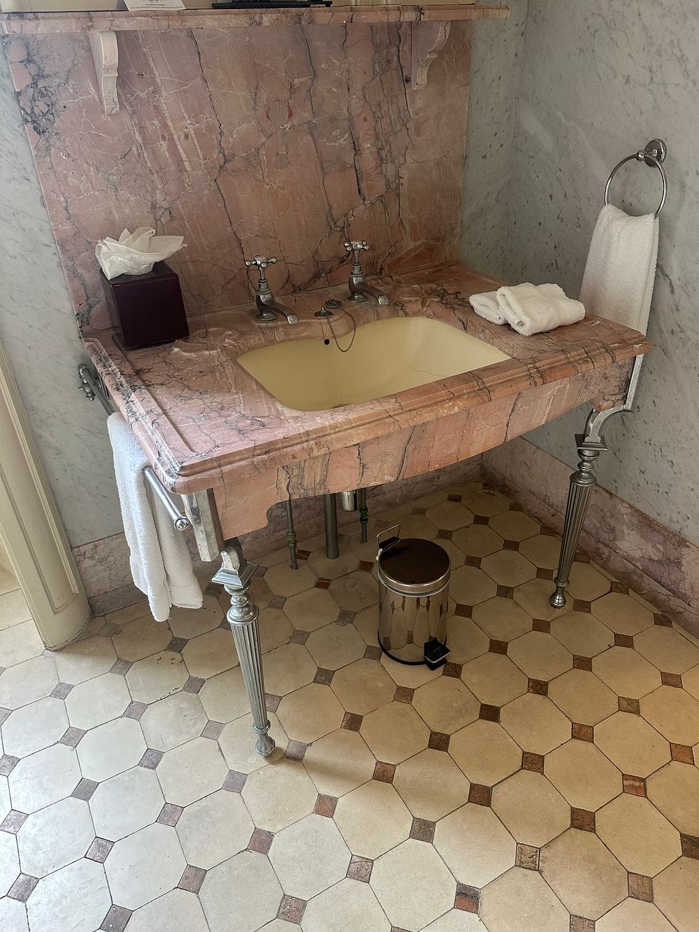 Lot 1088: A Shanks & Co Ltd Neoclassical Style Marble and Metal Washstand with Vitreous China Basin, circa 1900s