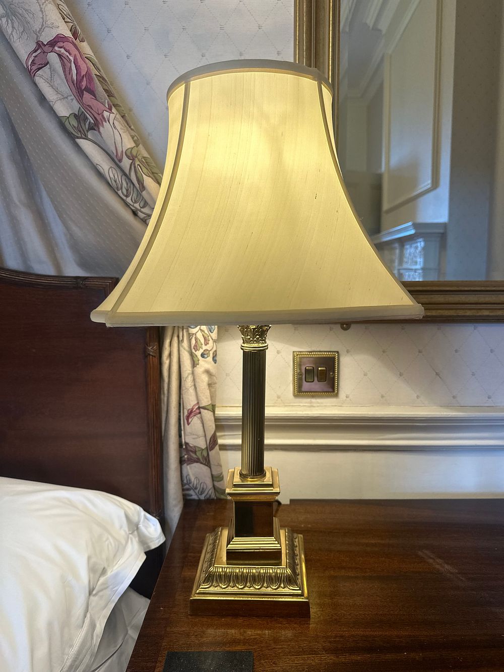 Lot 1092: A Pair of Neoclassical Brass Corinthian Column Table Lamps