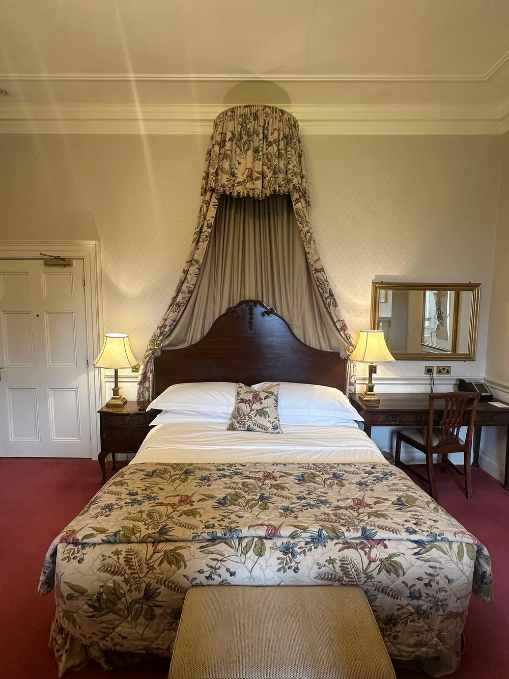 Lot 1098: A Traditional Dark Wood Bedroom Suite with Coronet Canopy and Pelmet
