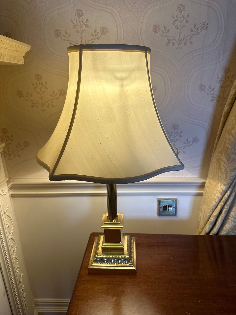 Lot 1114: A Pair of Neoclassic Style Table Lamps in Brass, 1970s