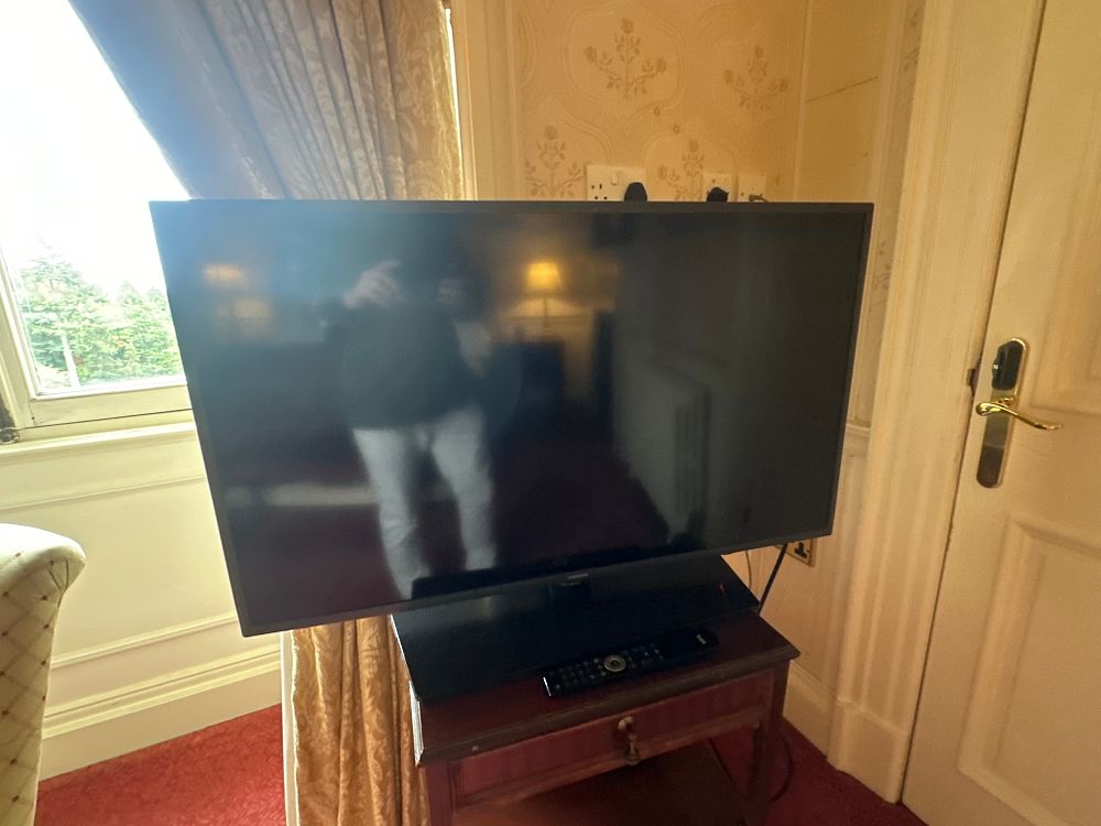 Lot 1118: SAMSUNG 40" Class FHD (1080P) Smart LED Television, Model HG40EE690DB