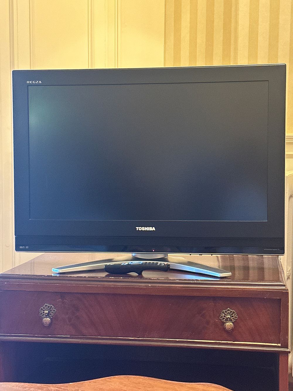 Lot 1158: Toshiba Regza 32-inch 720p HD LCD Television