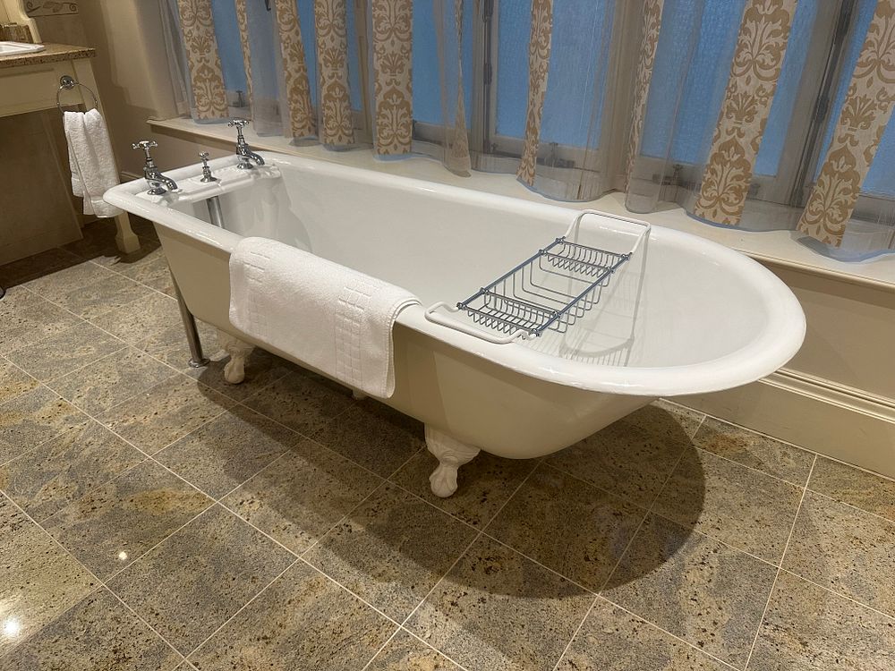 Lot 1192: A Traditional Style Freestanding White Enamel Clawfoot Bathtub