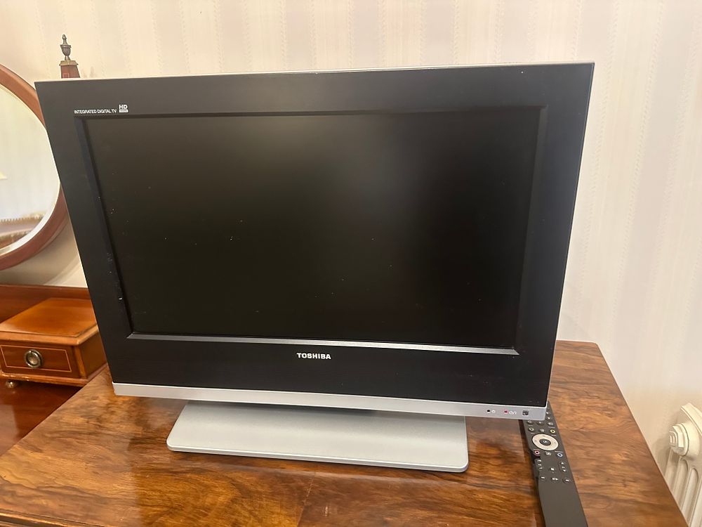 Lot 1198: Toshiba 20-inch HD Ready Integrated Digital LCD Television