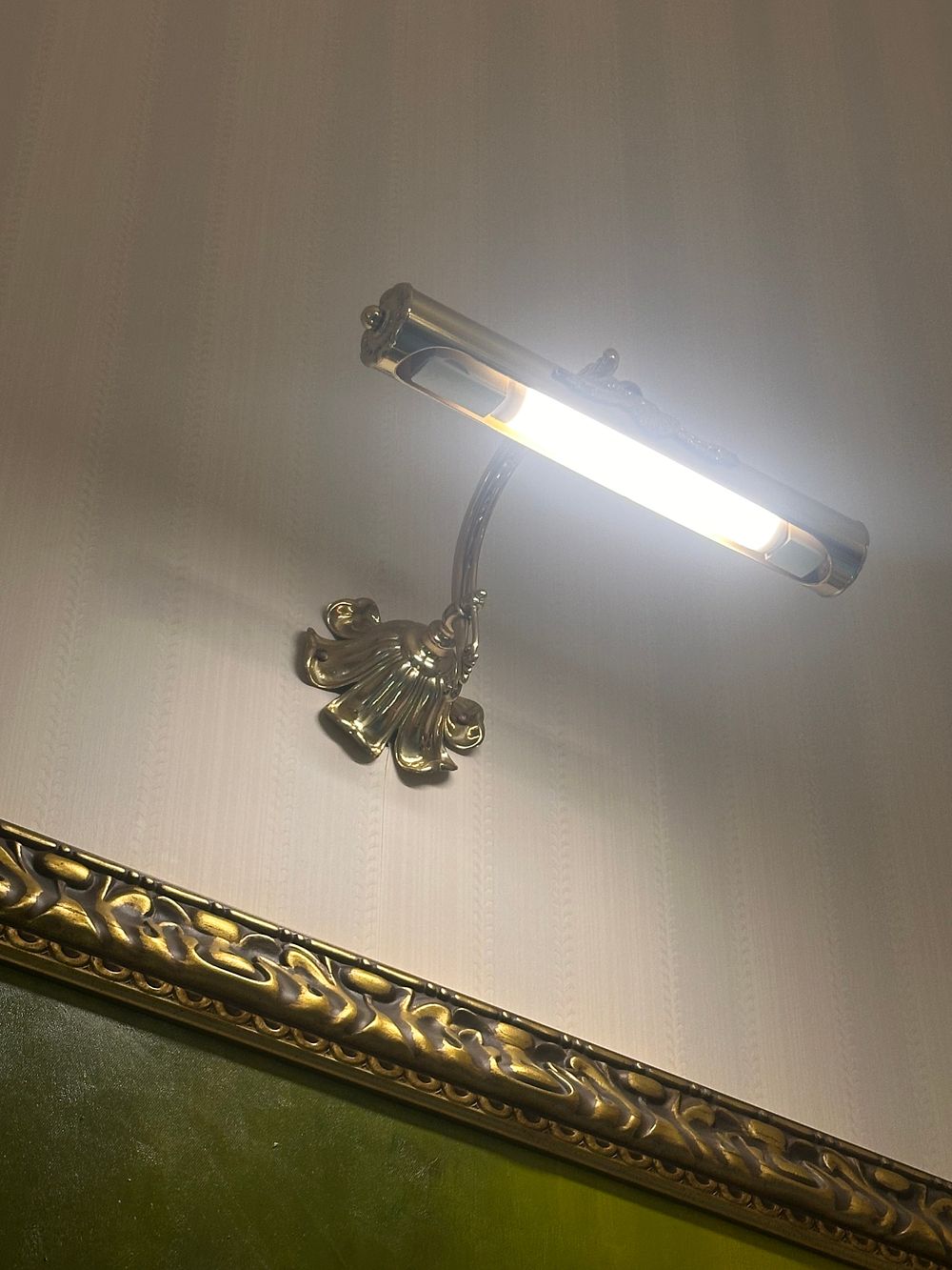 Lot 1219: A Pair of Traditional Style Brass Picture Lights