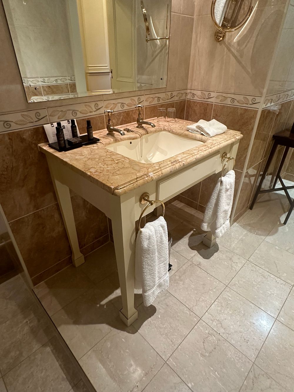 Lot 1235: A Traditional-Style Painted Wood Bathroom Vanity Unit with Marble Top, Ceramic Basin, and Gold-Toned Fixtures