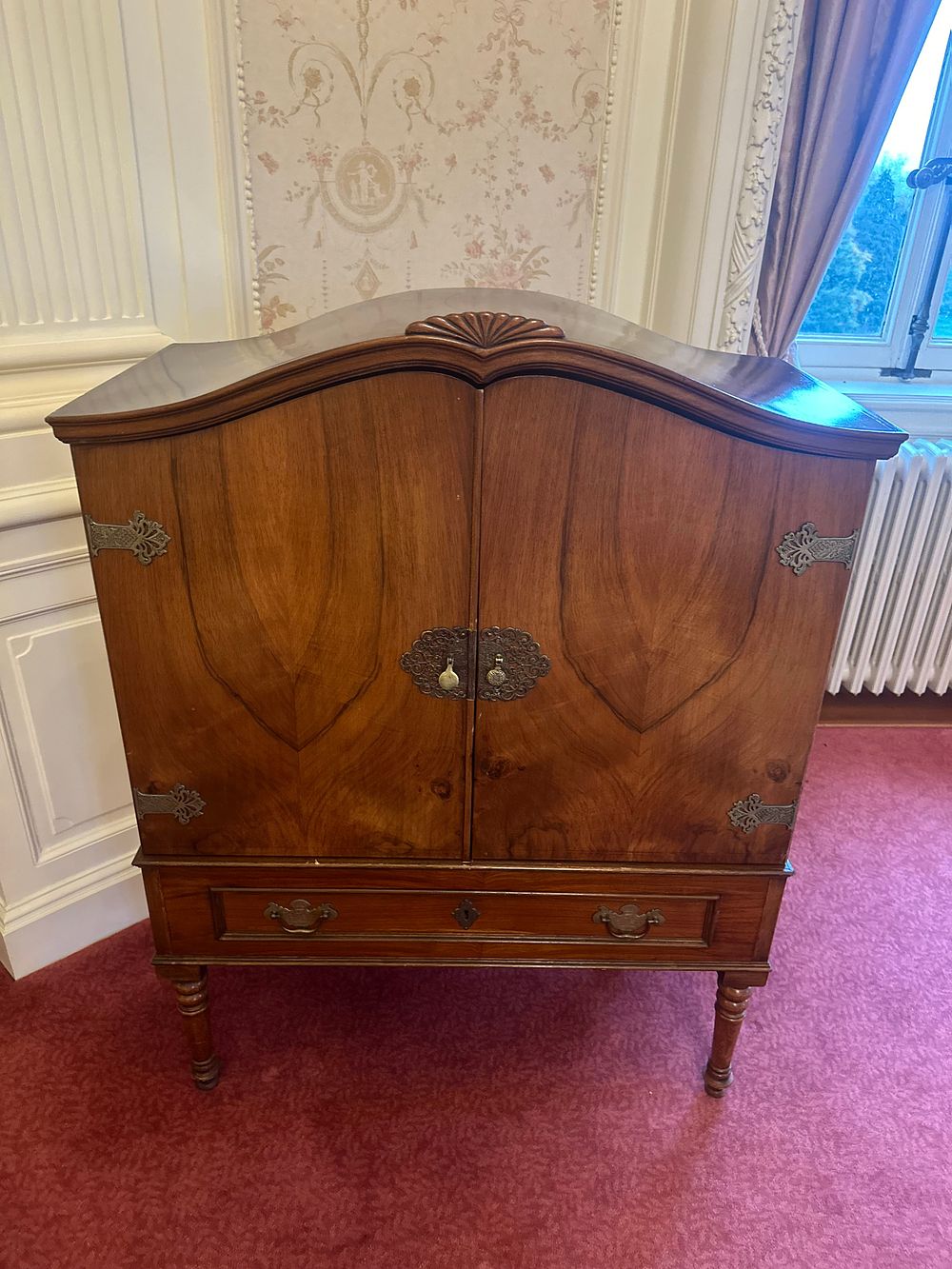 Lot 1252: A Vintage Early to Mid-20th Century Mahogany TV Cabinet with Doors, featuring a curvilinear pediment, with Toshiba Regza LCD Colour TV included.