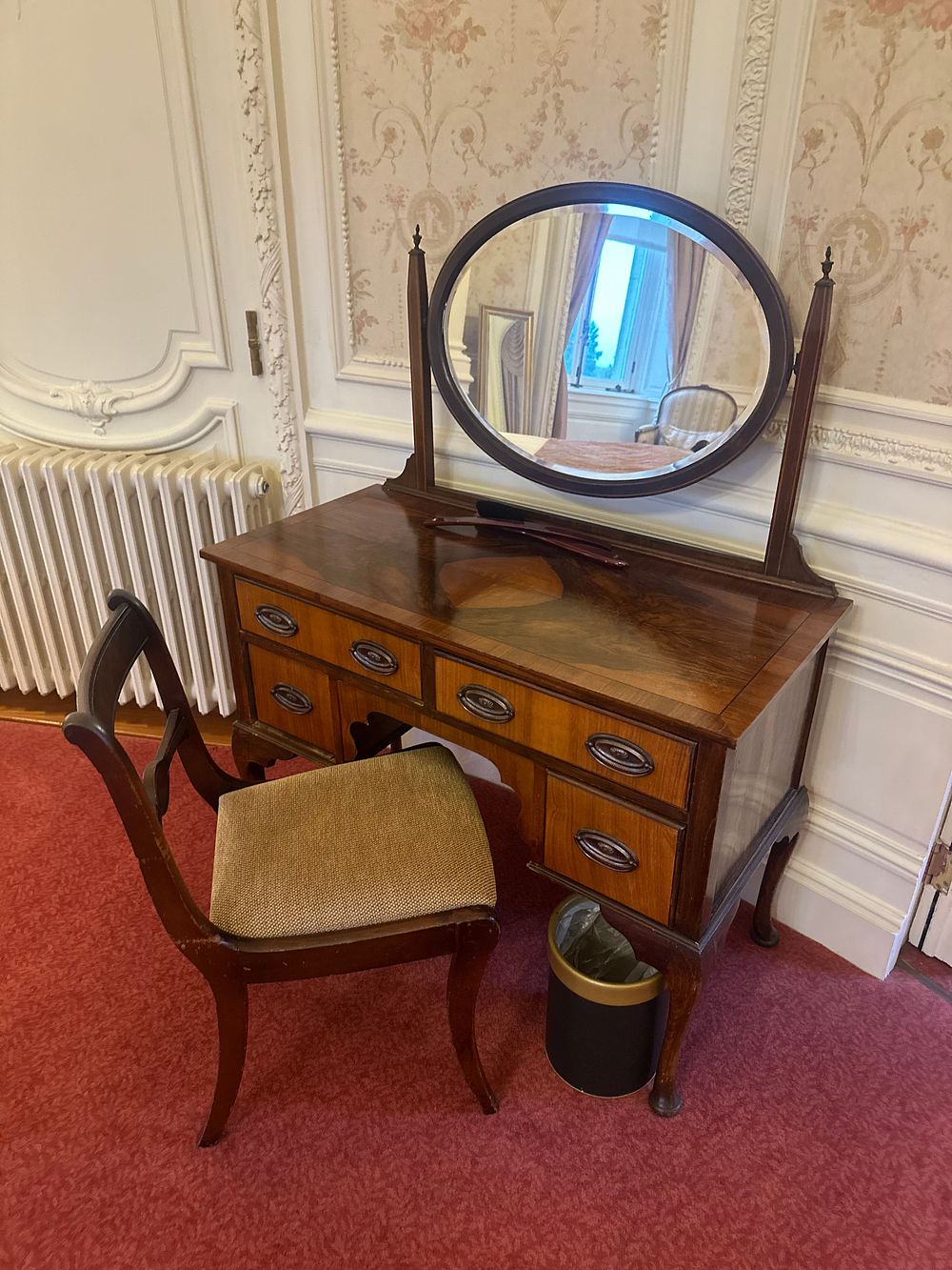Lot 1253: An Edwardian Mahogany Inlaid Knee Hole Dressing Table and Chair