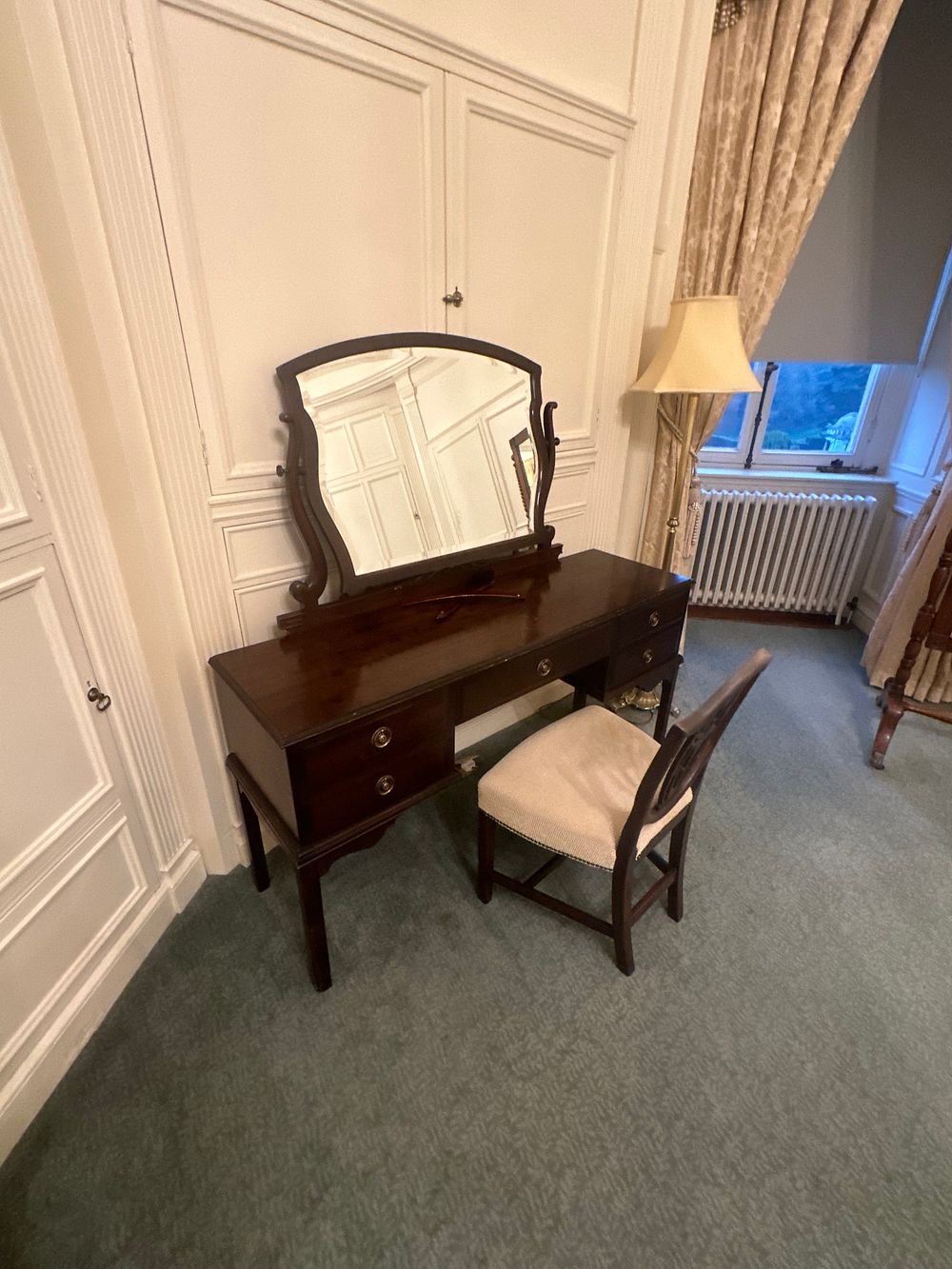 Lot 1266: A Stag Minstrel Dressing Table and Chair