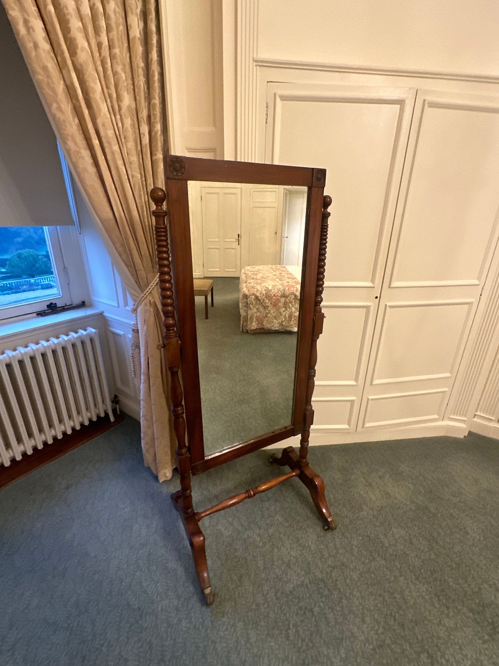 Lot 1268: An Antique Victorian/Edwardian Style Mahogany Cheval Mirror, 170 cm tall