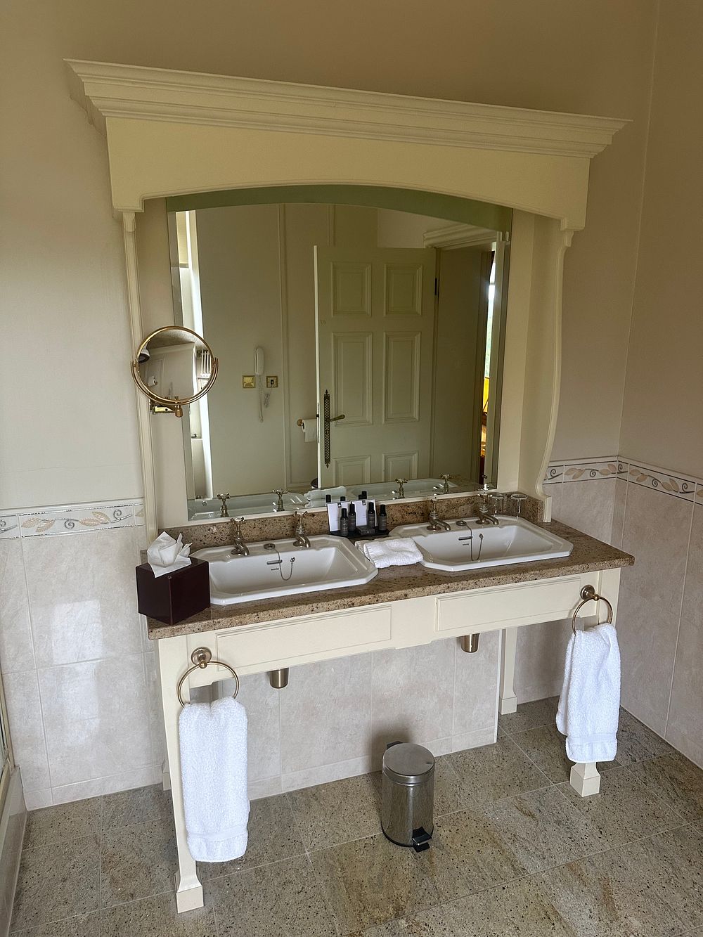 Lot 1295: A Traditional Double Bathroom Vanity Unit with Granite Top and Integrated Mirror