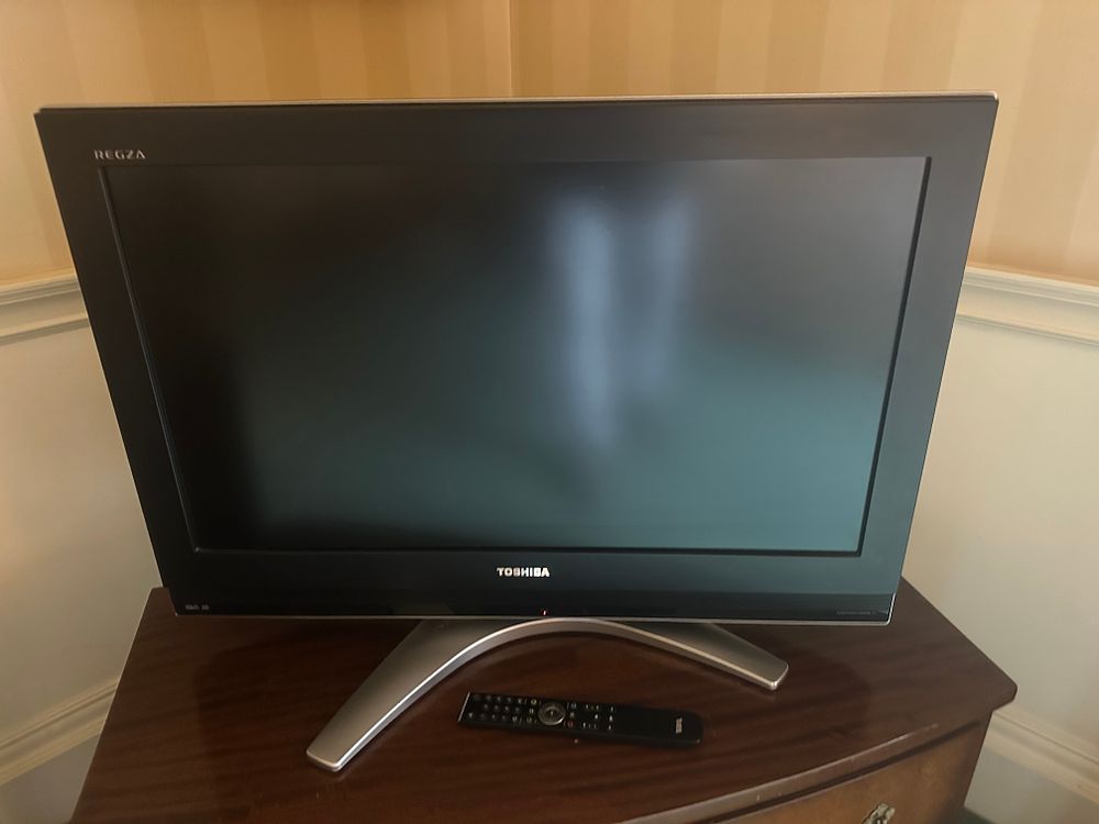 Lot 1302: Toshiba Regza 32 inch 720p HD LCD Television with Remote Control