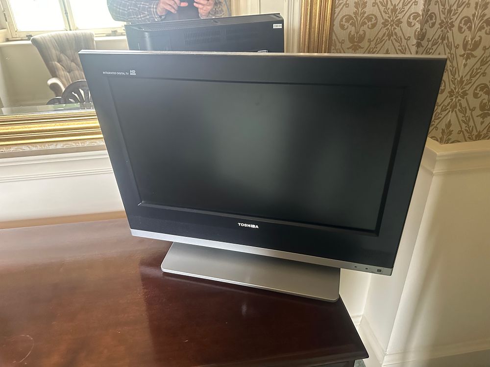 Lot 1310: Toshiba 20HLV16 20-inch LCD HD Ready/DVD Combo Television