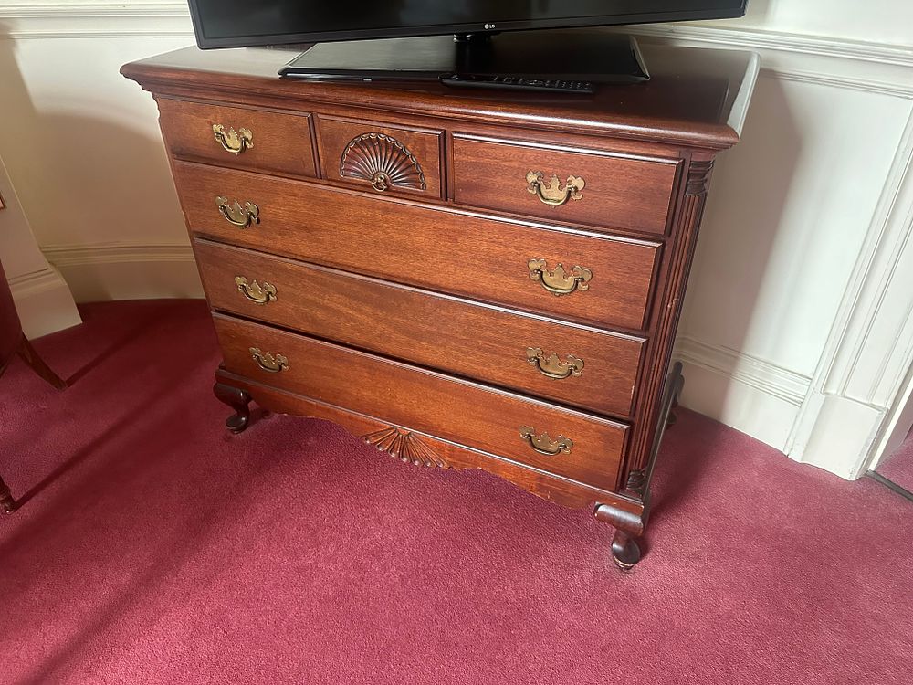 Lot 1365: A 20th Century Federal Revival Style Dark Reddish-Brown Wood Chest of Drawers