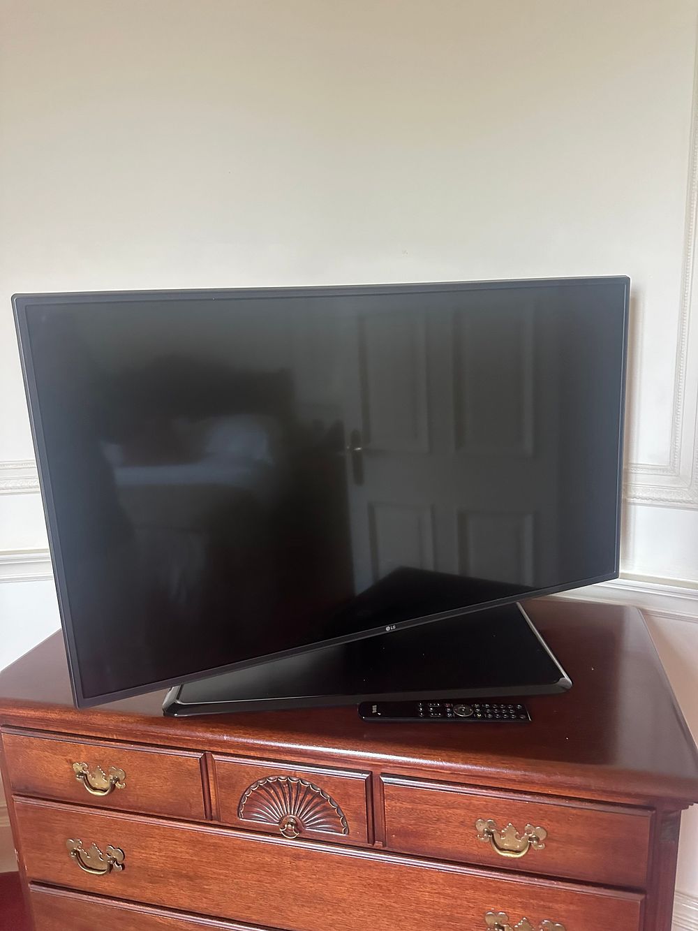 Lot 1366: LG 43LW541H Flat-Screen Television, Manufactured June 2016
