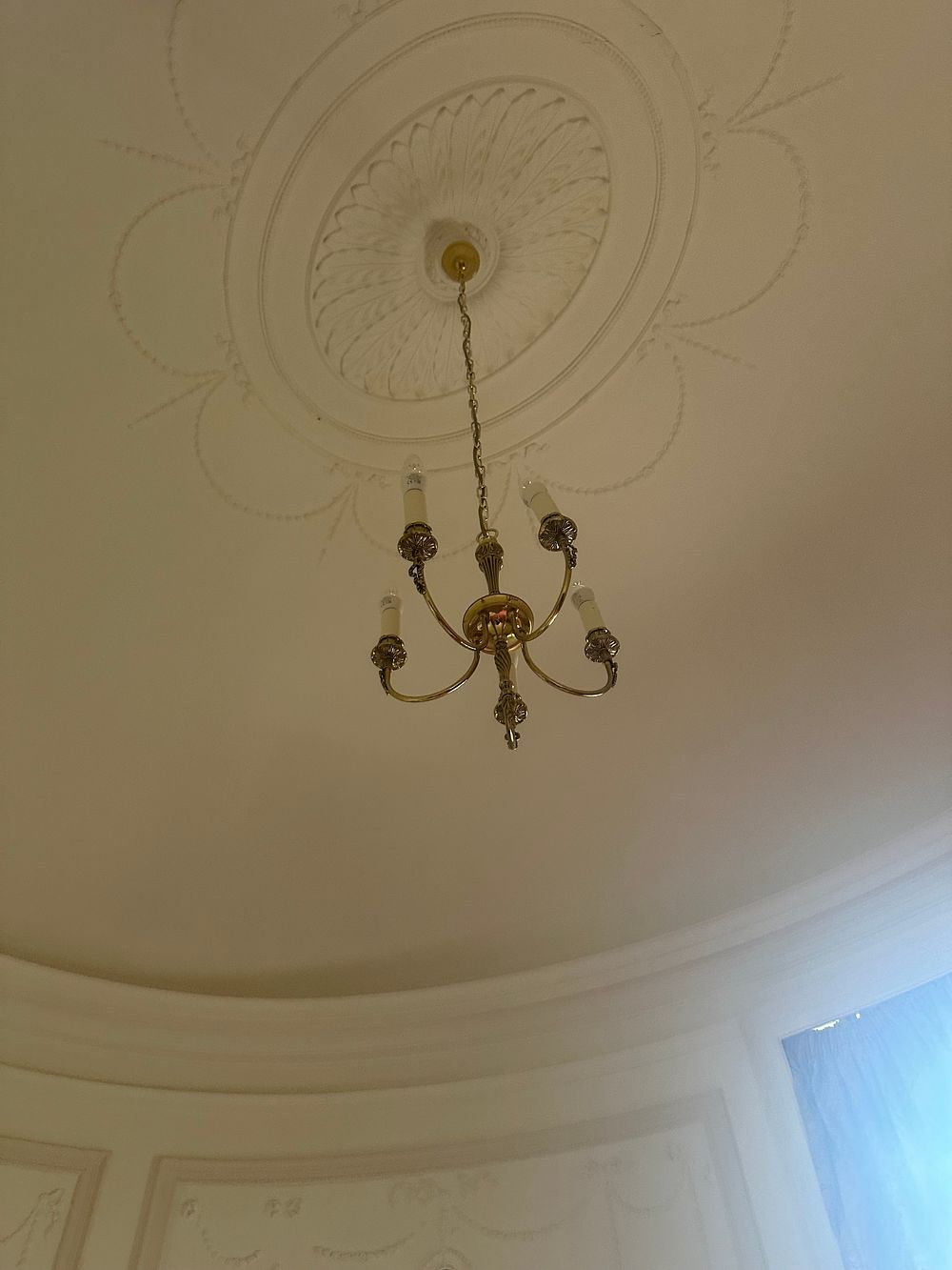 Lot 1367: A Traditional Style Five-Arm Brass-Toned Metal Chandelier