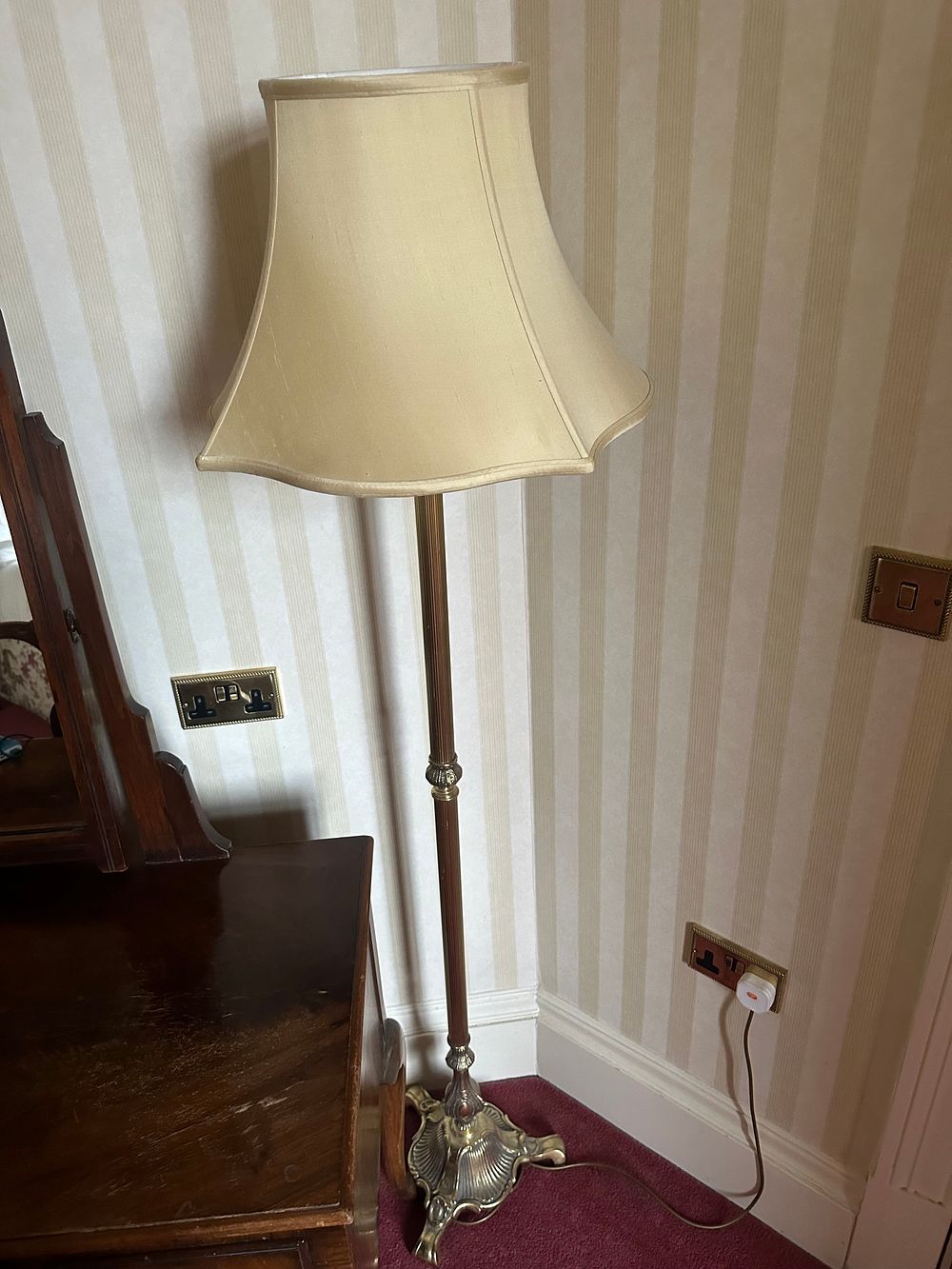 Lot 1379: A Traditional Style Brass and Turned Wood Standard Lamp
