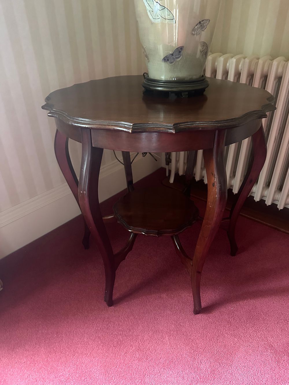 Lot 1401: A Pair of Mahogany Lamp Tables