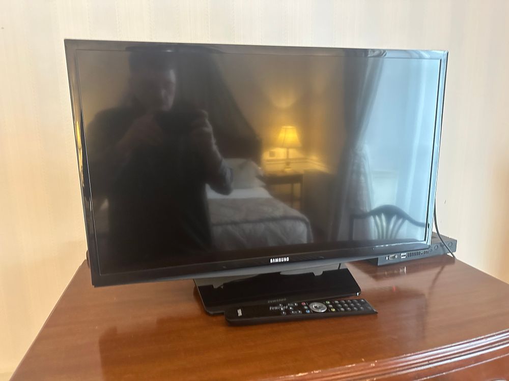 Lot 1407: A Samsung HQ28EE690AB 28-inch Smart LED Television