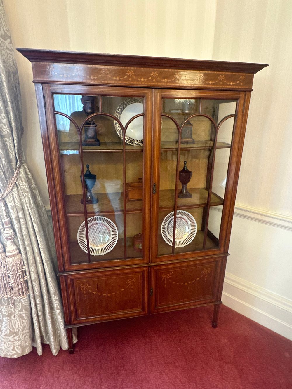 Lot 1422: An Edwardian Inlaid Mahogany Display Cabinet, with contents