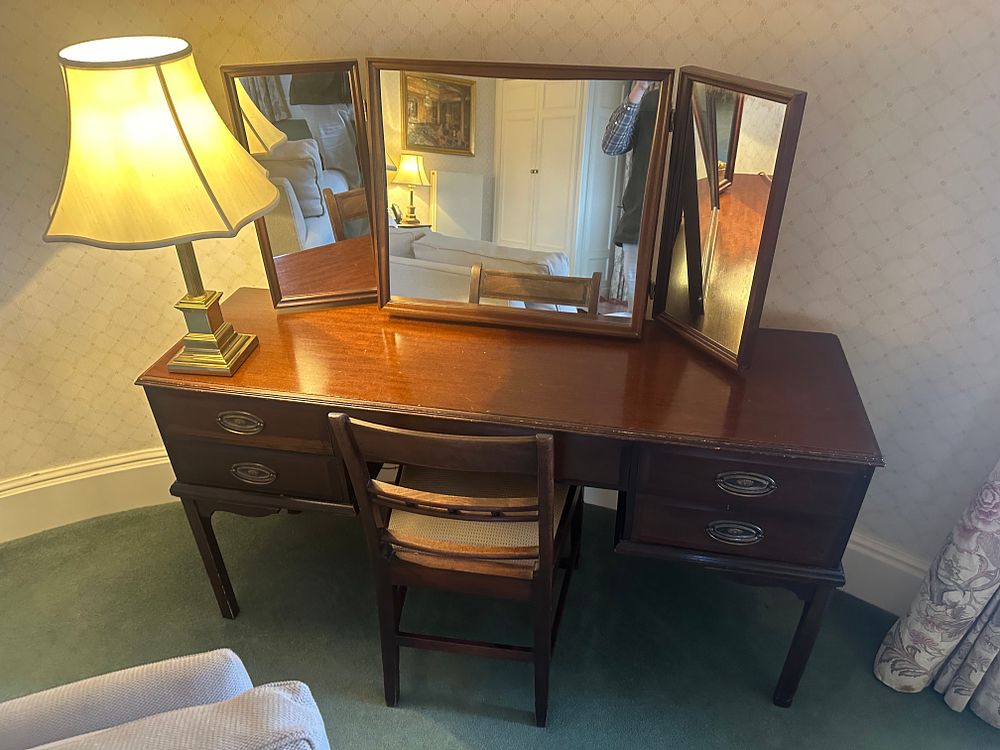 Lot 1432: A Vintage Mahogany Federal Hepplewhite Style Dressing Table with Triptych Mirror and Chair