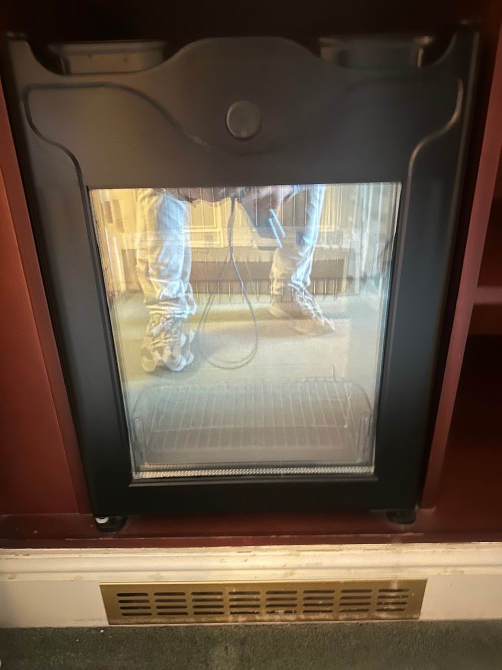 Lot 1471: A Modern 40L Mini Bar Refrigerator with Glass Door