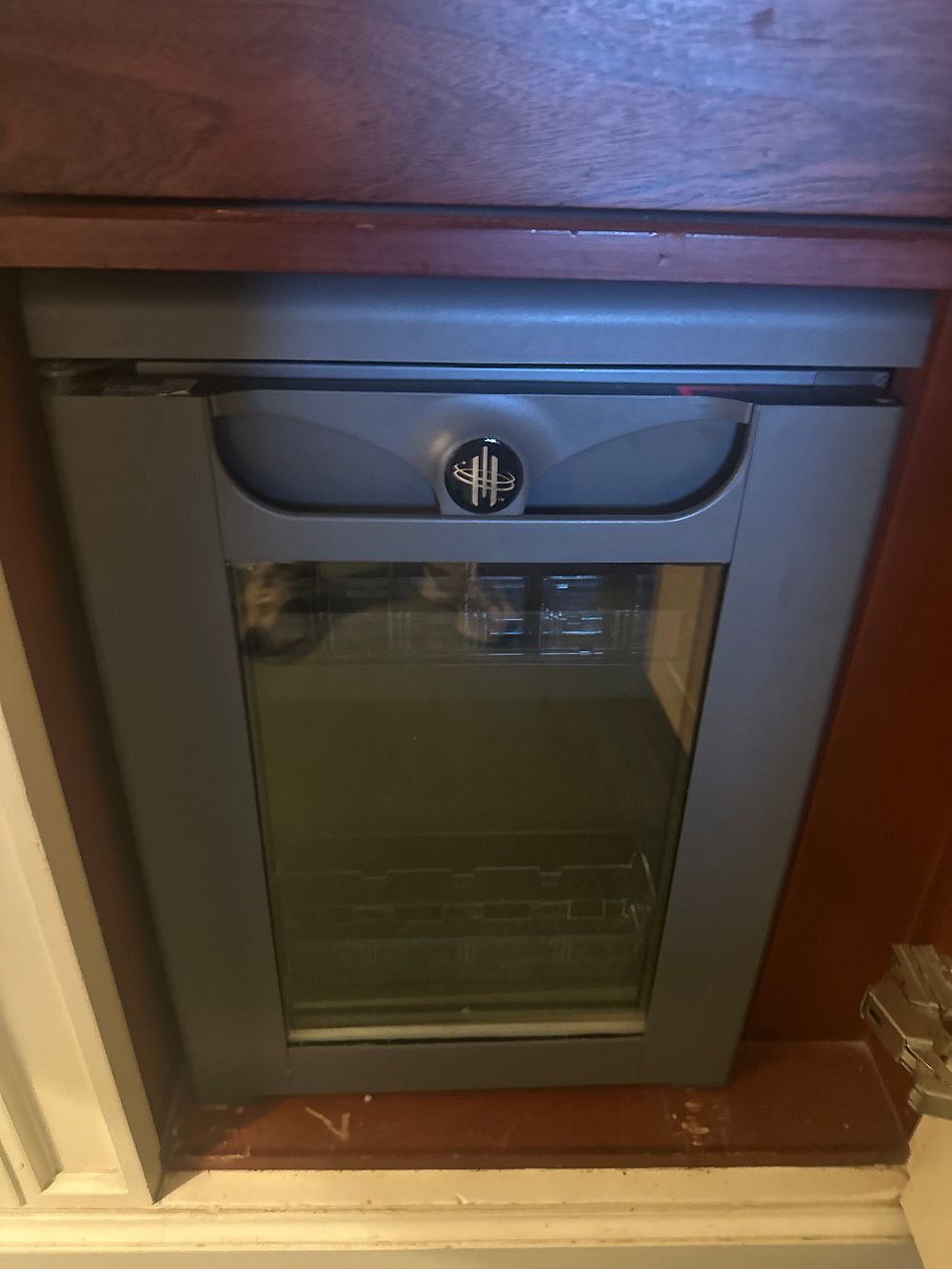 Lot 1487: A Contemporary Under-Counter Built-In Mini Bar Fridge Beverage Cooler