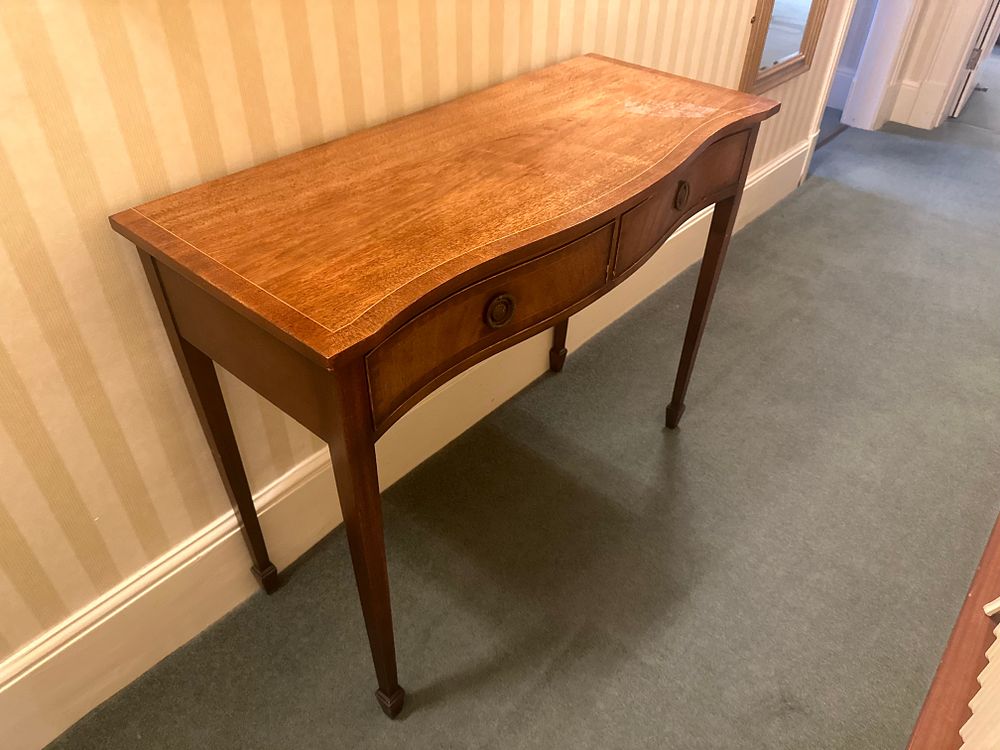 Lot 1489: A Federal Style Mahogany Console Table