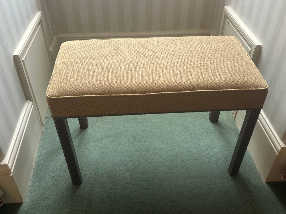 Lot 1495: A Transitional Upholstered Rectangular Bench