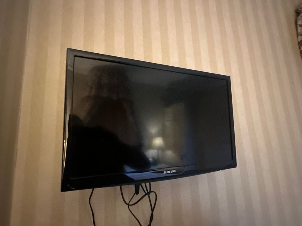 Lot 1497: A Samsung HG24EE890AB Flat-Screen Television
