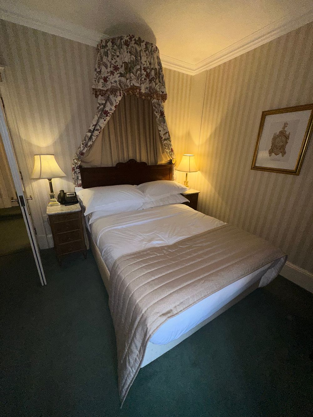 Lot 1498: A Traditional Style Bed Ensemble with Headboard and Fabric Half-Tester, 150 x 200cm