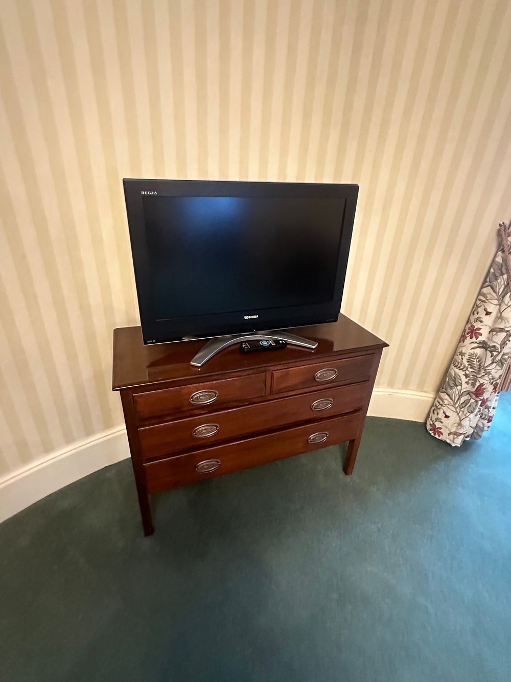 Lot 1512: A Toshiba Regza 32-inch Television and a Traditional Four-Drawer Chest of Drawers